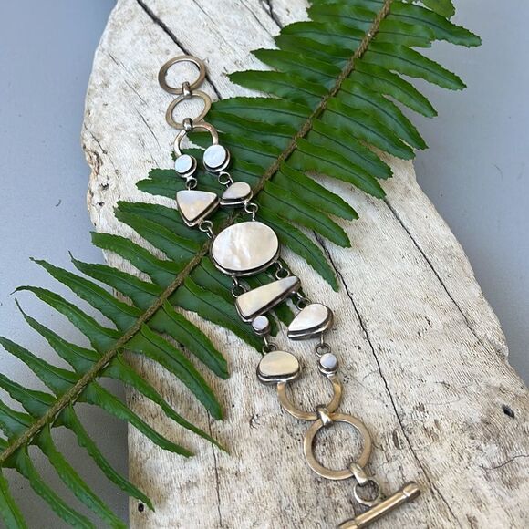 PEARLIZED STONE AND SILVER DECORATIVE BRACELET. - Picture 4 of 6
